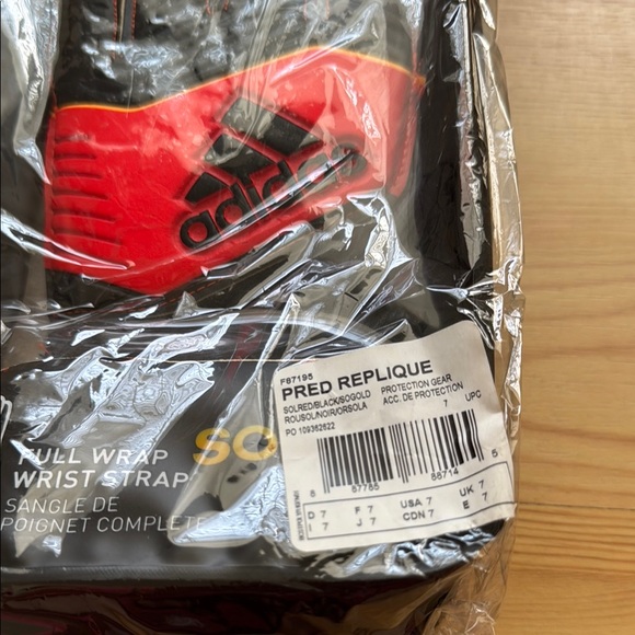 Adidas Predator Red and Black Goalkeeper Gloves size 7 new - Picture 2 of 3